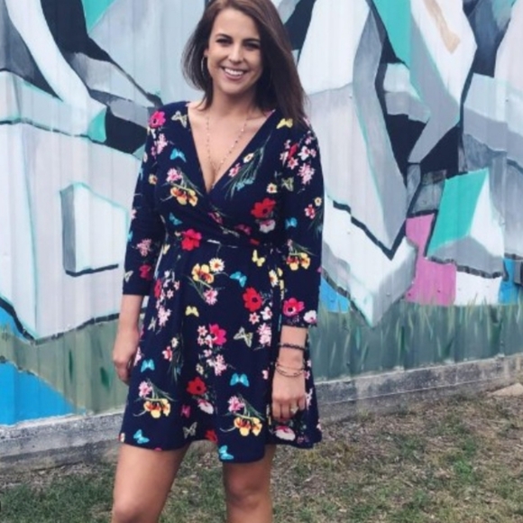 Dresses & Skirts - 🦋Floral And Butterfly Wrap Dress Size XL